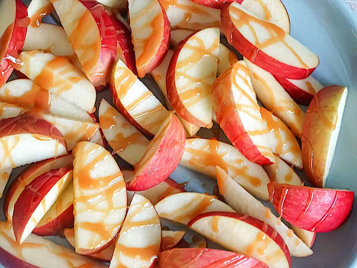 apple slices drizzled with caramel sauce