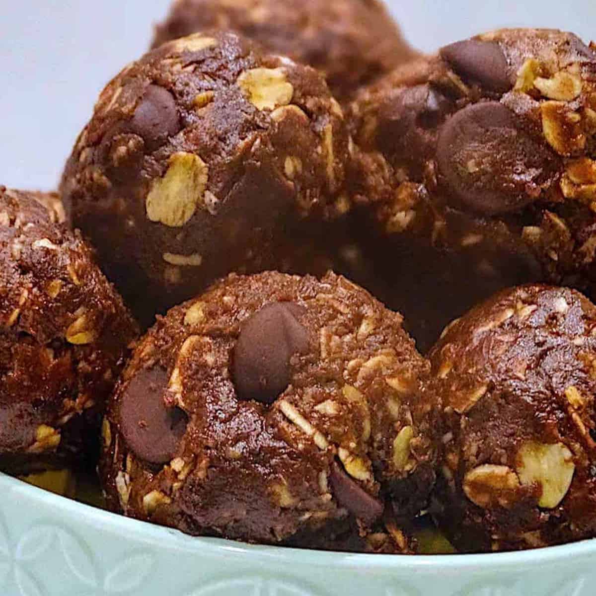 Dark Chocolate Sea Salt Energy Balls made in just minutes using dark chocolate chips, sea salt, cocoa powder, peanut butter, honey, and oats.