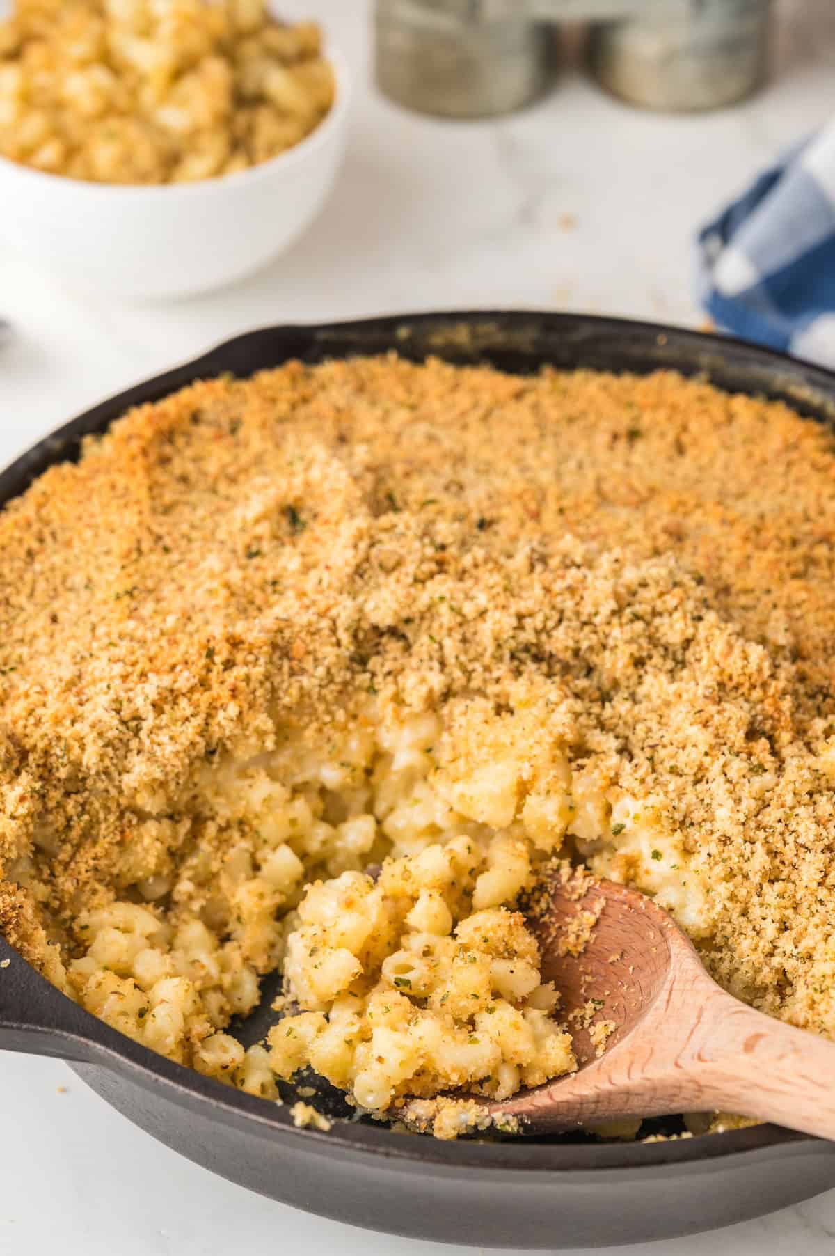 macaroni and cheese in a cast iron skillet