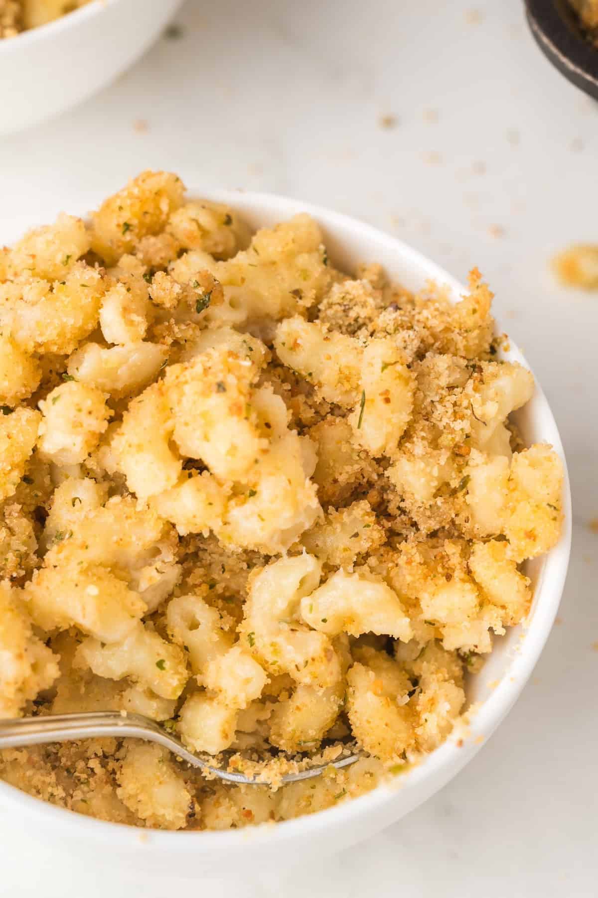 close up of baked macaroni and cheese in a bowl